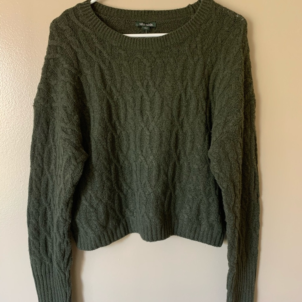 Olive green long sleeves cropped sweater. ✨✨SOLD✨✨